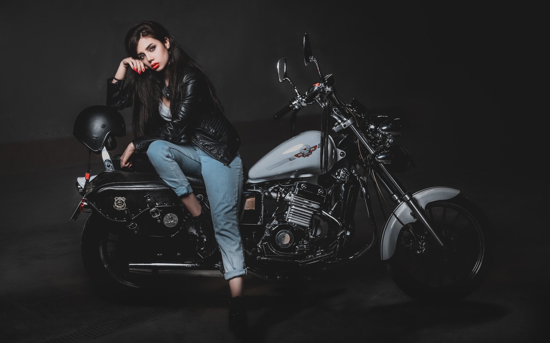 Biker girls: style and drive brings the glow — live moments in Mumbai